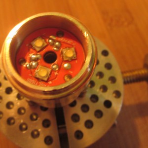 LEDs auf Platine und Platine in Heatsink gelötet